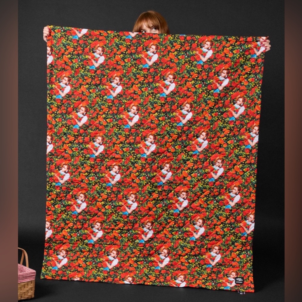 THE WIZARD OF OZ OFFICIAL DOROTHY IN POPPY FIELD QUILTED BLANKET (Cotton) NWT